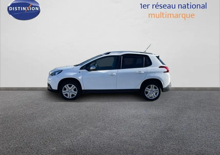 Profil côté gauche d'un Peugeot 2008 blanc de 2017, version 1.2 PureTech 110ch Style, sur fond neutre.