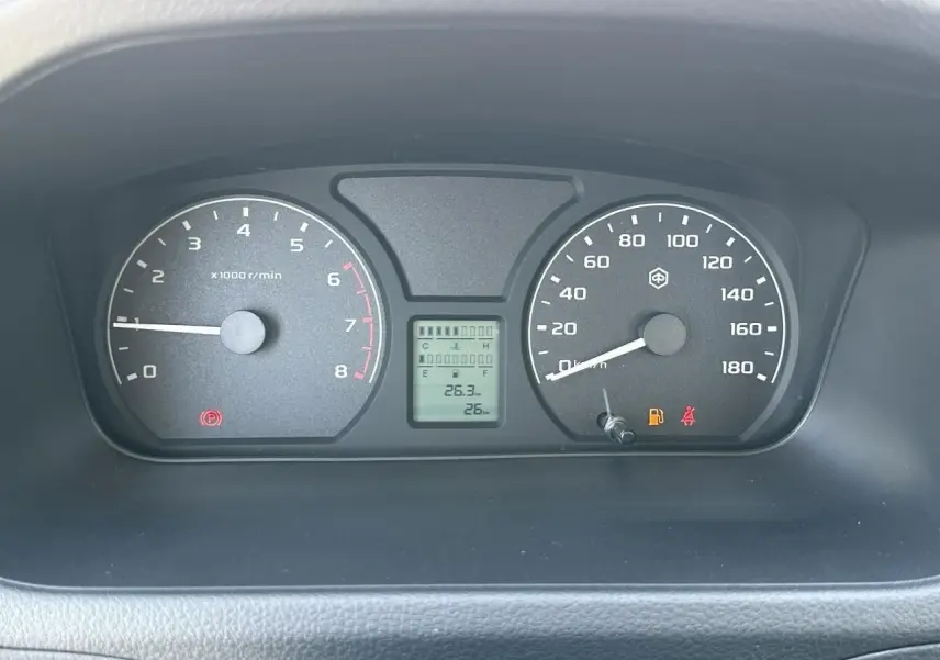 Tableau de bord du Piaggio Porter 2024 avec compte-tours, compteur de vitesse et affichage digital central.