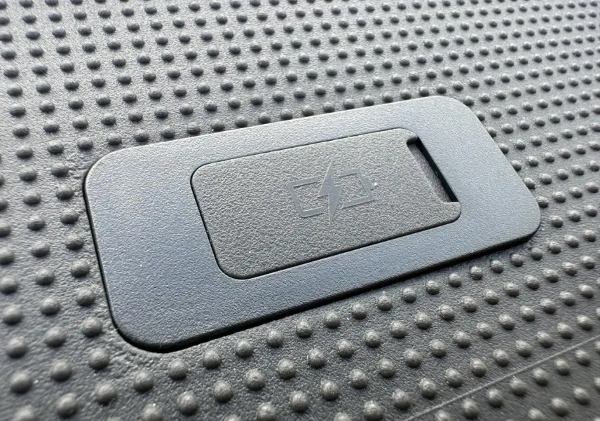 Gros plan sur un port USB avec symbole d'électricité sur la surface texturée du tableau de bord du Piaggio Porter blanc.