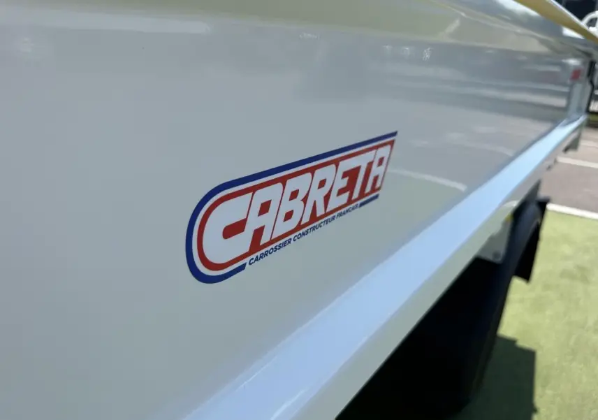 Gros plan sur la benne blanche Cabreta du Piaggio Porter 2024, vue latérale droite en extérieur.