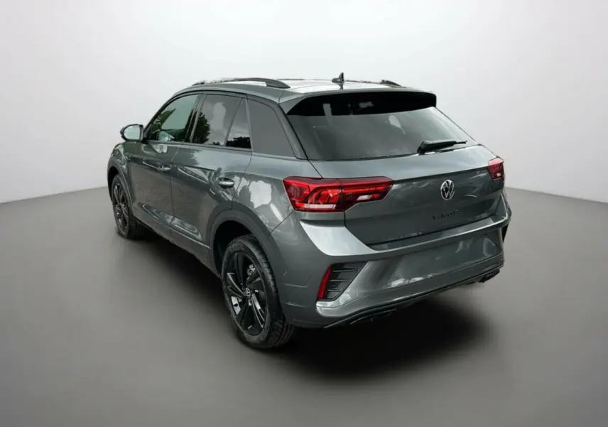 Volkswagen T-Roc TDI 150 R-Line Black gris indium vu en 3/4 arrière droit avec jantes noires distinctives.