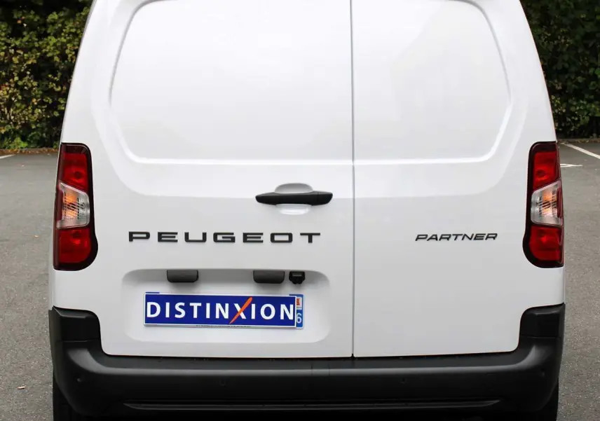 Vue arrière d'un Peugeot Partner Fourgon blanc 2025 avec logo et plaque d'immatriculation Distinxion visible.