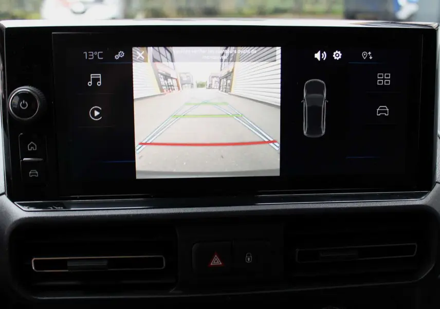 Écran central du Peugeot Partner Fourgon 2025 montrant la caméra de recul avec guidage coloré.