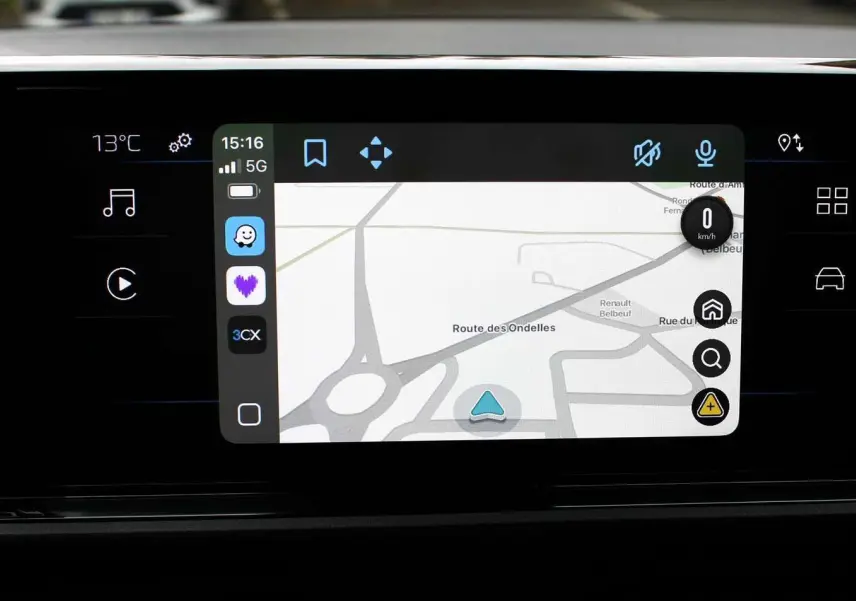 Écran tactile central du Peugeot Partner Fourgon 2025 affichant la navigation avec interface moderne et commandes tactiles.