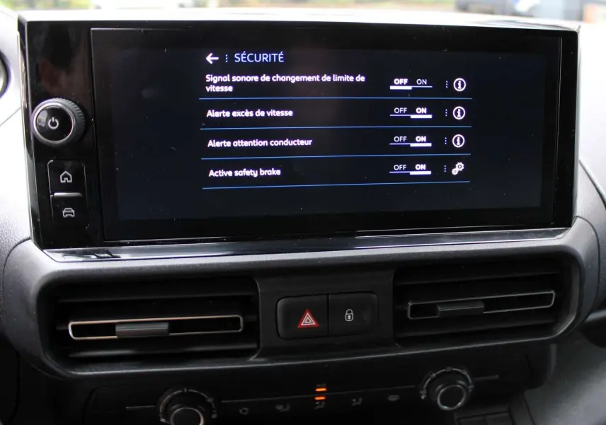 Écran tactile du tableau de bord du Peugeot Partner Fourgon 2025 affichant les options de sécurité activées.