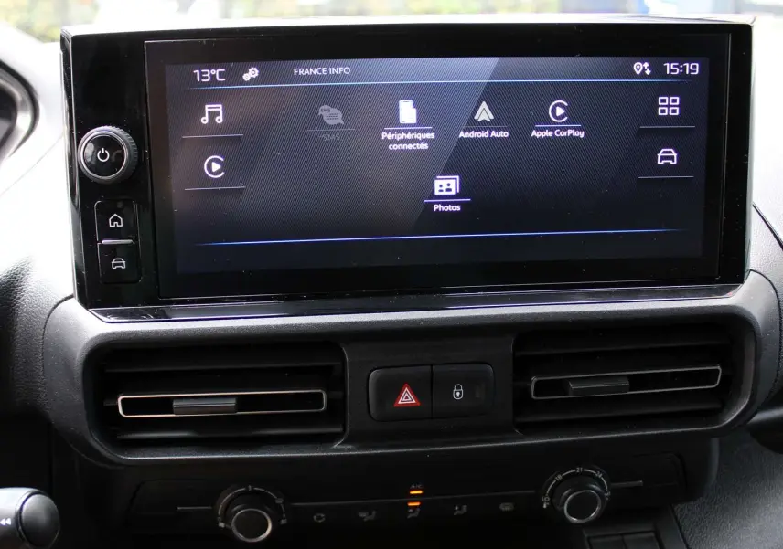 Écran tactile central du tableau de bord du Peugeot Partner Fourgon 2025, affichant les options de connectivité et multimédia.