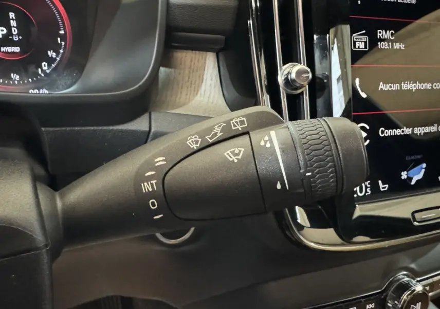 Gros plan sur la commande d’essuie-glace noire du tableau de bord du Volvo XC40 Recharge T5 Inscription 2021.