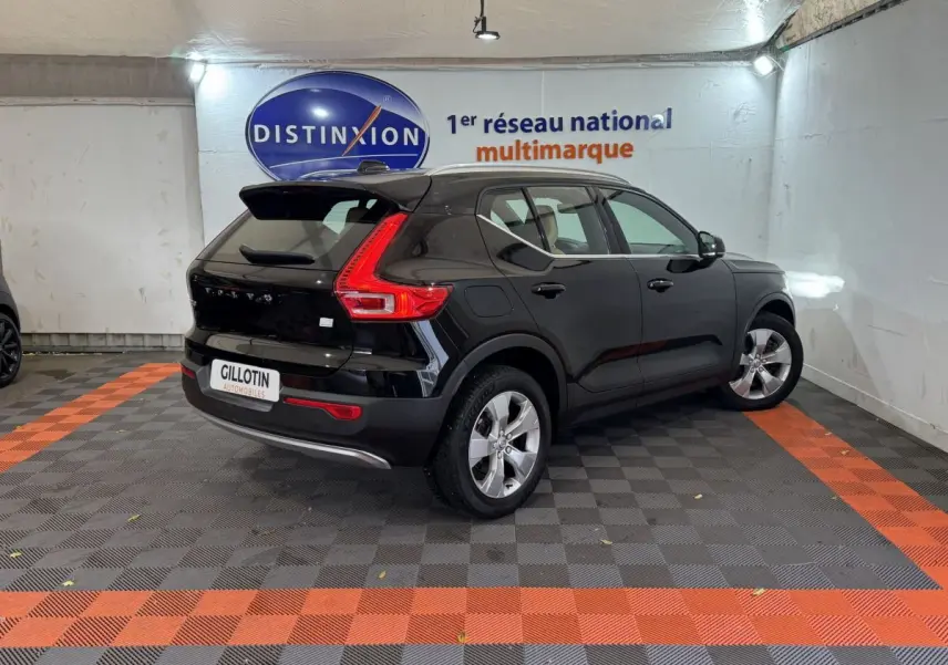 Vue 3/4 arrière droite d'un Volvo XC40 Recharge T5 noir, avec feux arrière en forme de L et jantes argentées.