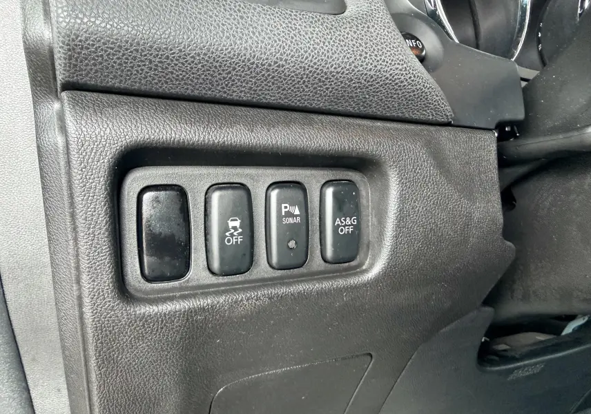 Gros plan sur les boutons de contrôle côté gauche du tableau de bord du Mitsubishi ASX gris de 2015.