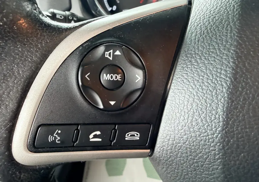 Gros plan sur les commandes multifonctions noires du volant en cuir noir du Mitsubishi ASX gris, version 2015.