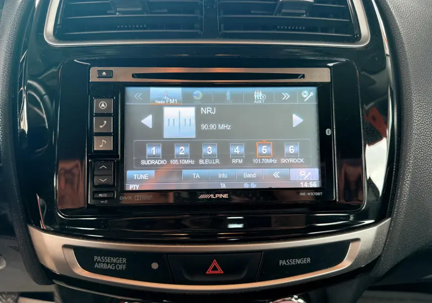 Gros plan sur l’écran tactile Alpine du tableau de bord du Mitsubishi ASX, avec commandes radio visibles.