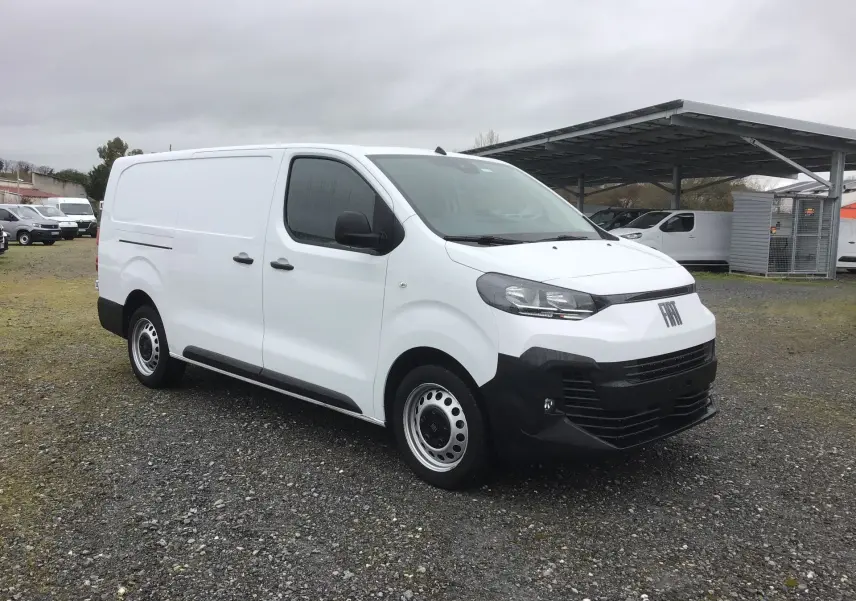Fiat Scudo Fourgon blanc vu en 3/4 avant droit, avec pare-chocs noirs et jantes acier, sur parking extérieur.