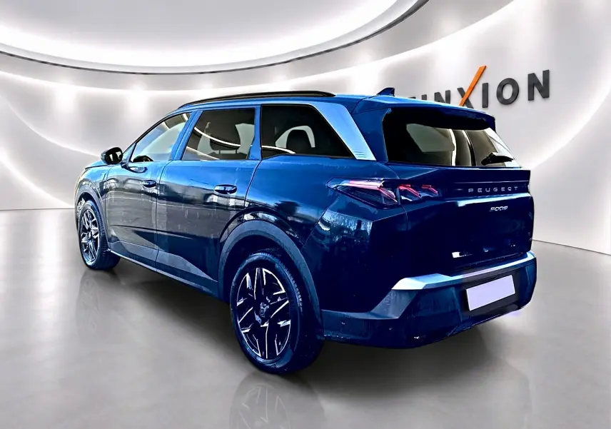 Peugeot 5008 noir vue 3/4 arrière droit, avec jantes alliage et feux arrière LED distinctifs.