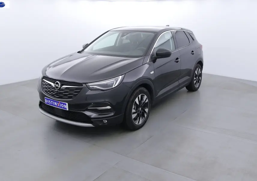Opel Grandland X noir métal en vue 3/4 avant droit, mettant en valeur ses jantes bicolores et ses phares LED.