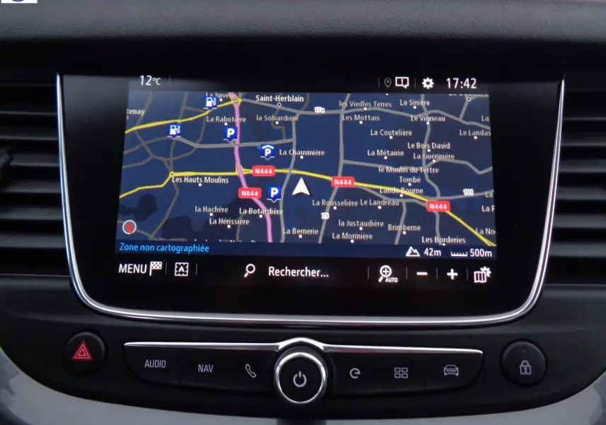 Écran central du système de navigation de l'Opel Grandland X 1.6 Hybrid Turbo 300 Ultimate, affichant une carte détaillée.