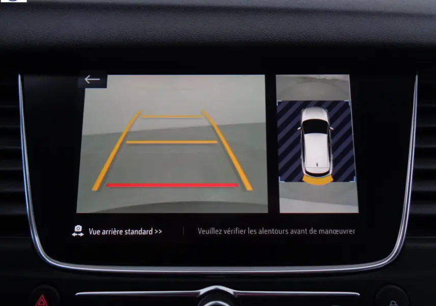 Écran multimédia montrant la caméra de recul et la vue 360° du Grandland X noir métal en stationnement.