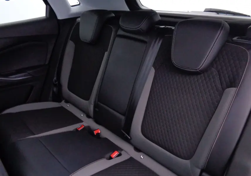 Vue intérieure des sièges arrière noirs et gris avec surpiqûres contrastantes de l'Opel Grandland X 2021 hybride rechargeable.