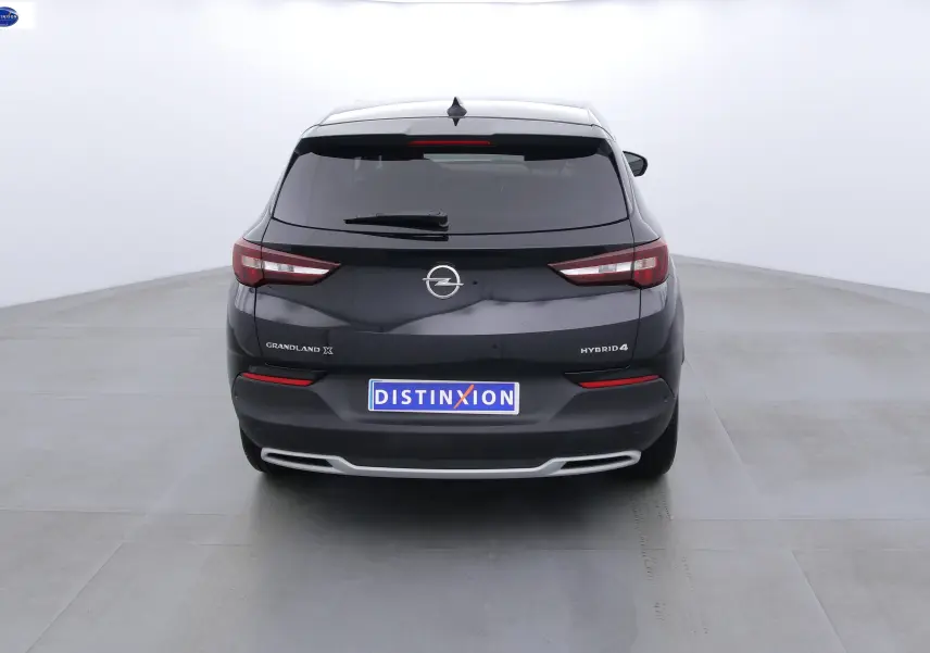 Vue arrière d'un Opel Grandland X noir métal hybride rechargeable avec feux LED et double sortie d'échappement intégrée.