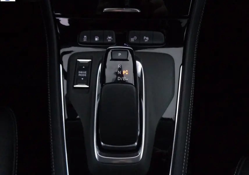Le levier de vitesses automatique noir brillant de l'Opel Grandland X hybride, avec boutons de contrôle et mode de conduite visible.
