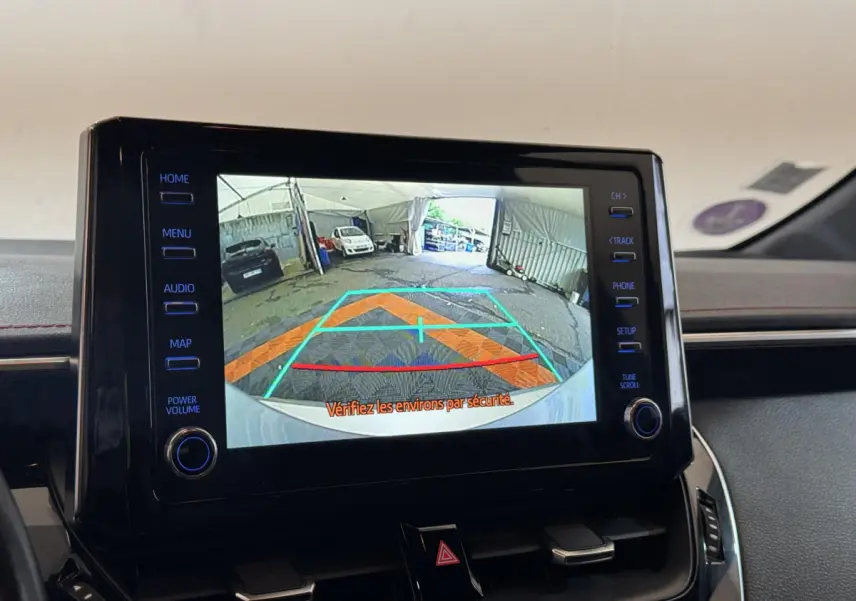 Écran tactile intérieur de la Toyota Corolla hybride 2021 affichant la caméra de recul avec lignes de guidage colorées.