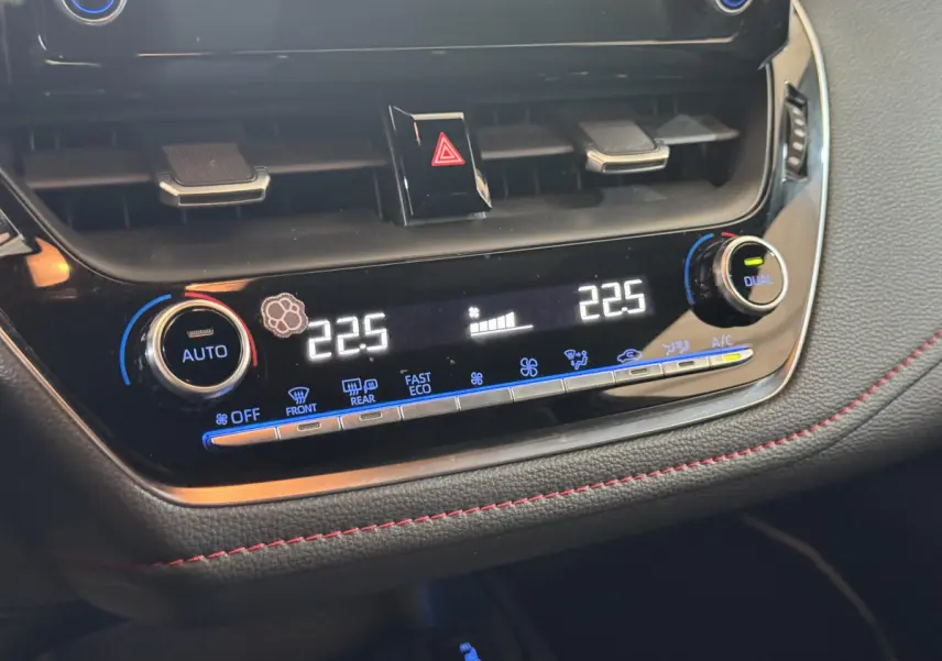 Gros plan sur la commande de climatisation digitale de la Toyota Corolla Hybride 122h Collection avec affichage température à 22,5°C.