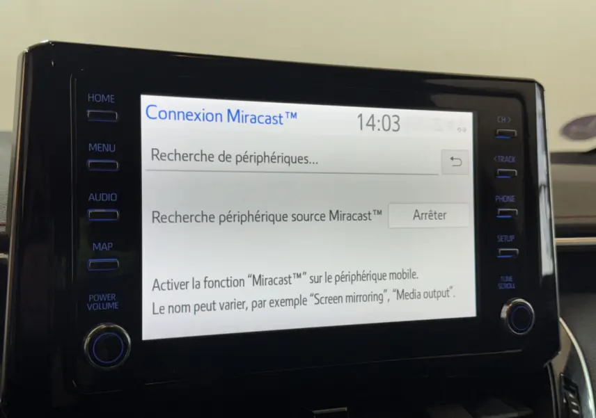 Écran tactile central de la Toyota Corolla Hybride 122h Collection affichant la connexion Miracast en cours.