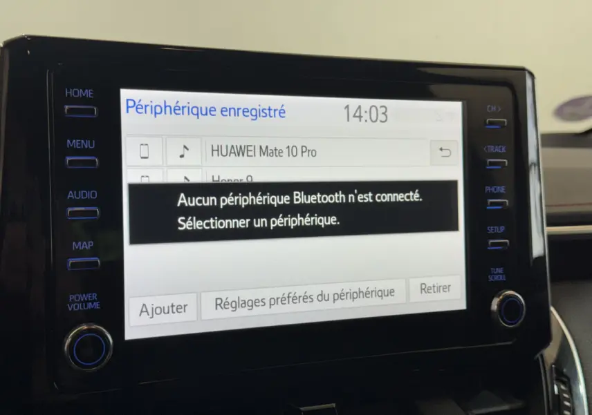 Écran tactile central de la Toyota Corolla Hybride 122h Collection 2021 affichant le menu Bluetooth sans connexion active.
