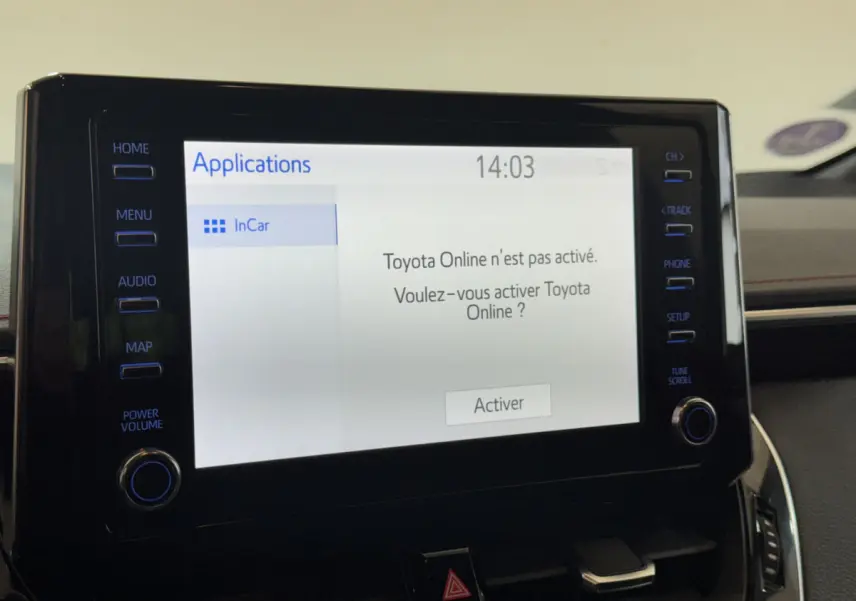 Écran tactile central de la Toyota Corolla Hybride 122h Collection 2021, affichage des applications et menu.