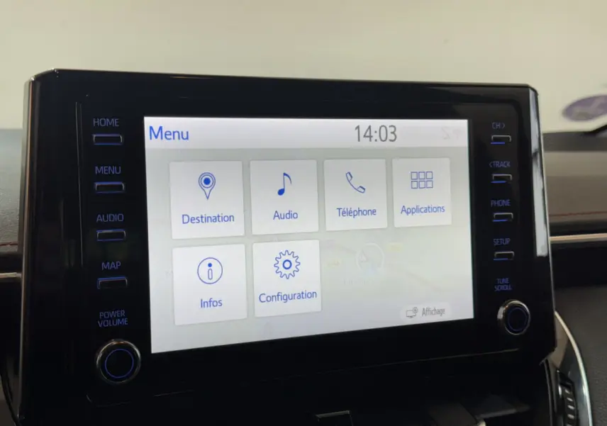 Écran tactile central de la Toyota Corolla Hybride 122h Collection 2021, affichage menu et commandes latérales.