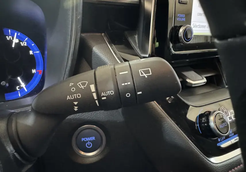 Gros plan intérieur sur la commande d’essuie-glace et bouton Power bleu de la Toyota Corolla Hybride 122h Collection 2021.