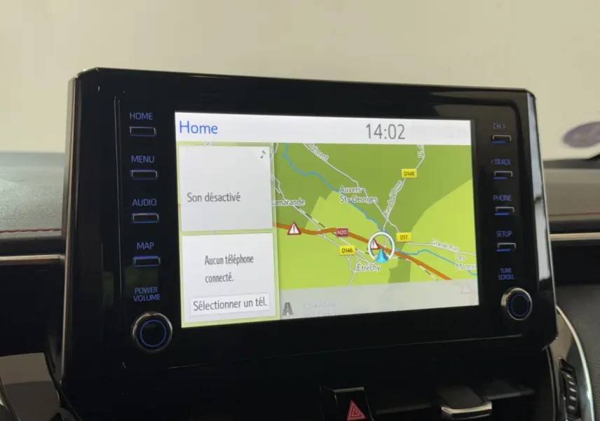 Écran tactile 8 pouces du système de navigation de la Toyota Corolla Hybride, affichage carte et menu en français.