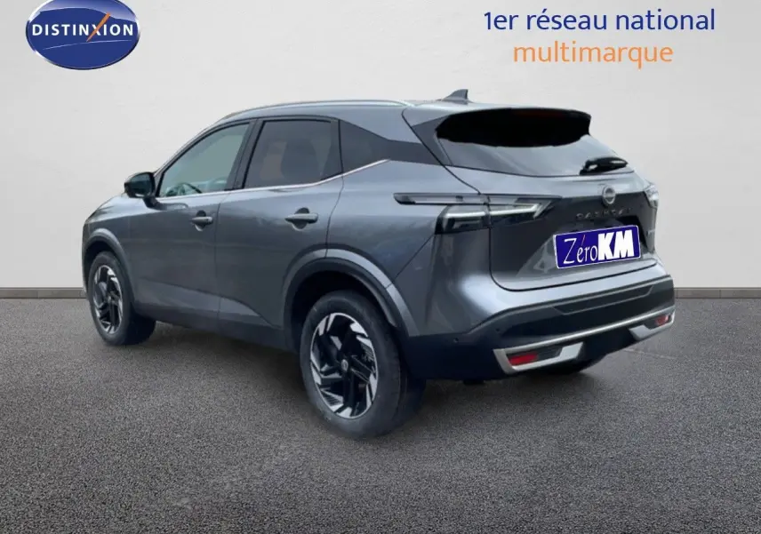 Vue 3/4 arrière gauche d'un Nissan Qashqai 2025 gris squale métal avec jantes noires et feux LED distinctifs.