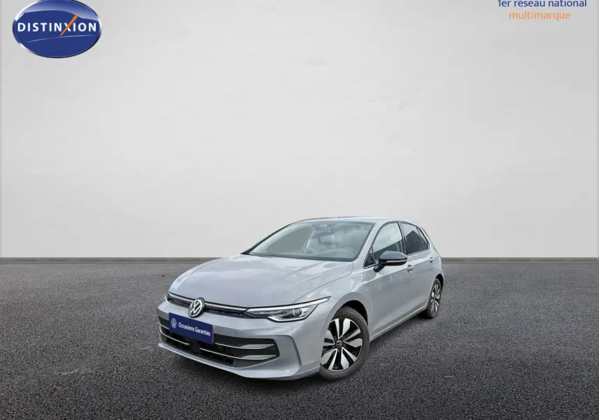Volkswagen Golf 1.5 eTSI gris vue 3/4 avant, avec jantes alliage et phares LED distinctifs.