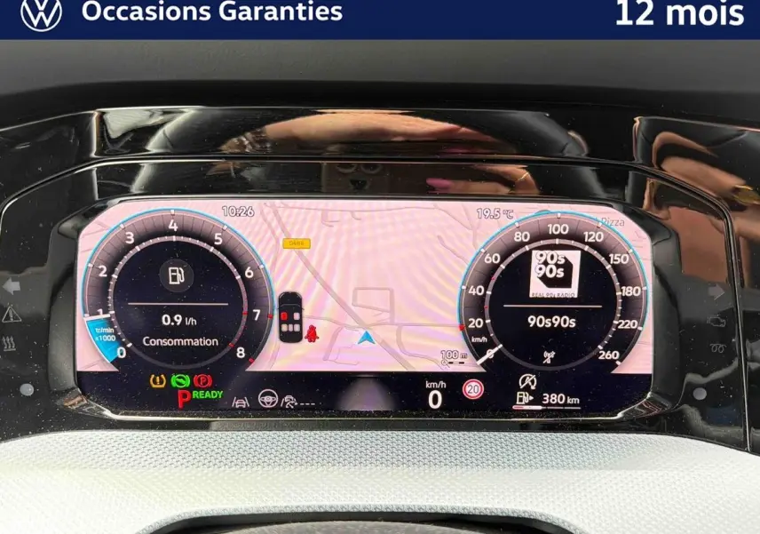 Vue rapprochée du combiné d'instruments digital de la Volkswagen Golf 2025 affichant la navigation et la consommation.