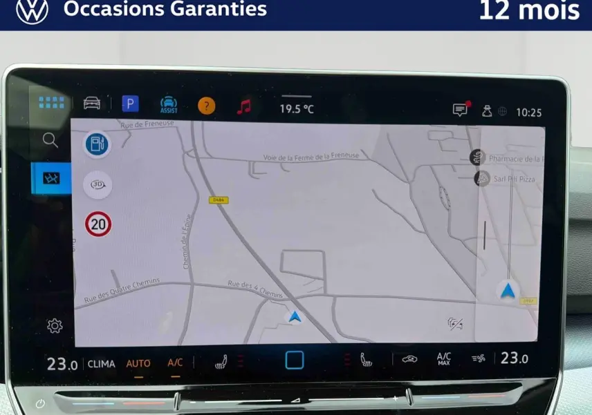 Écran tactile central de navigation du Volkswagen Golf 1.5 eTSI 150 DSG7, affichant la carte et commandes climatisation.