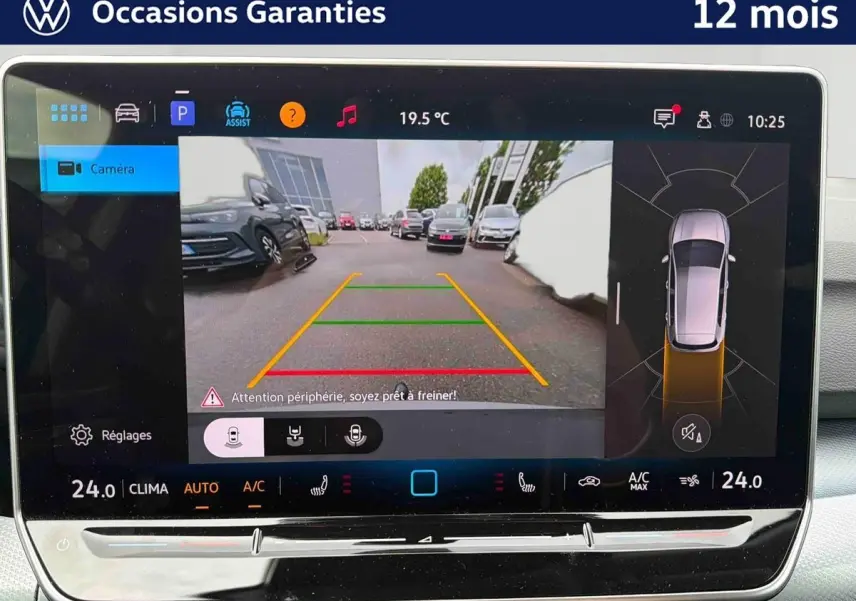 Écran tactile intérieur montrant la caméra de recul et l'affichage 3D d'une Volkswagen Golf grise en stationnement.
