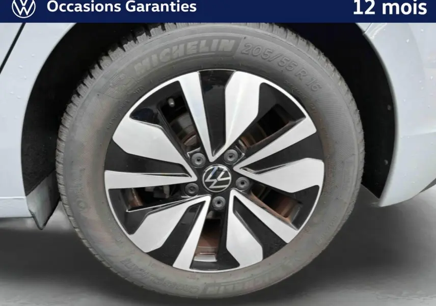 Gros plan sur la jante alliage 16'' Zurich bicolore et pneu Michelin 205/55 R16 d’une Volkswagen Golf grise.