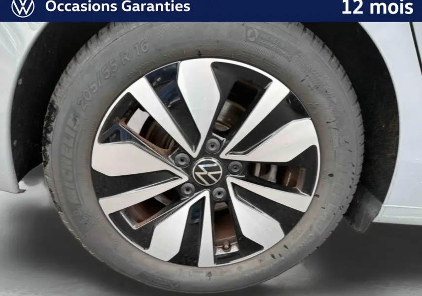 Gros plan sur la jante alliage 16'' Zurich bicolore noir et argent de la Volkswagen Golf grise, côté droit.