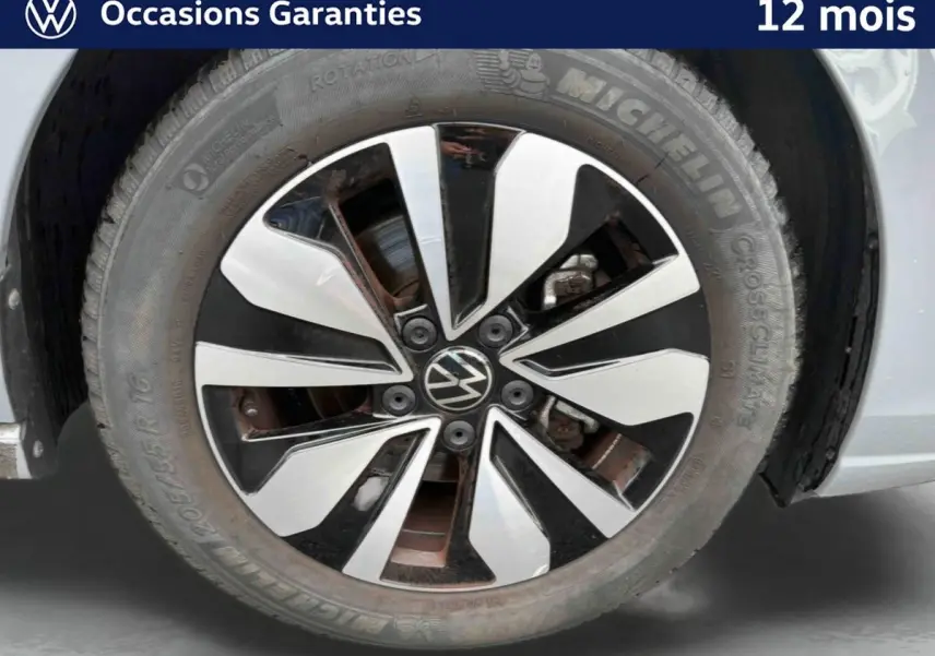 Gros plan sur la jante alliage 16'' Zurich bicolore d'une Volkswagen Golf grise, avec pneu Michelin visible.