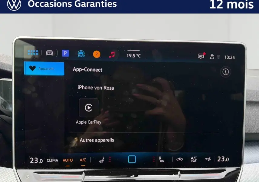 Écran tactile central de la Volkswagen Golf grise, affichant la connexion Apple CarPlay en intérieur.