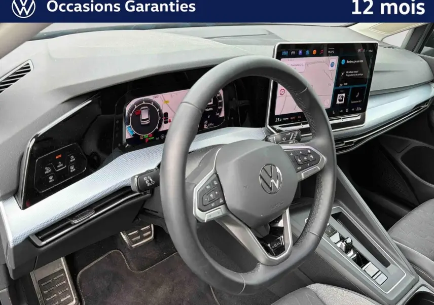 Vue intérieure du poste de conduite de la Volkswagen Golf 1.5 eTSI 150 DSG7 2025, avec volant multifonction et écran tactile central.