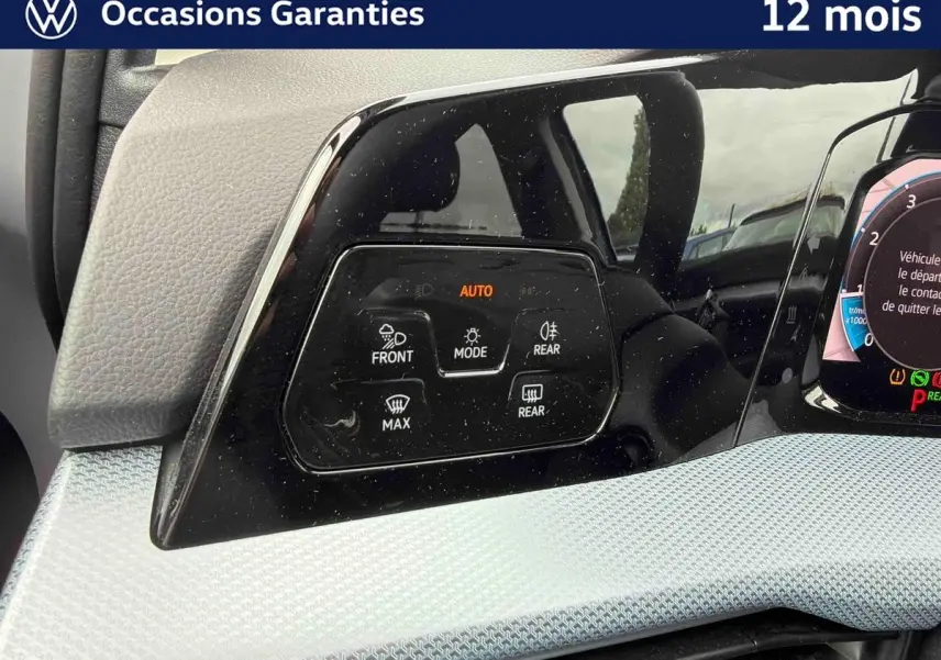 Détail du tableau de bord de la Volkswagen Golf 1.5 eTSI 150 DSG7 2025, montrant les commandes d'éclairage automatiques.