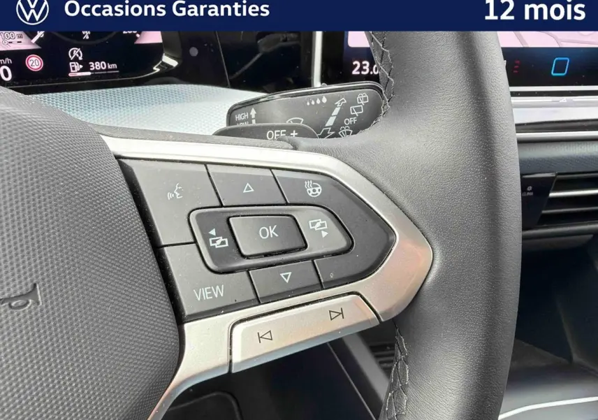 Gros plan sur les commandes multifonctions à droite du volant de la Volkswagen Golf 1.5 eTSI 2025, intérieur noir.