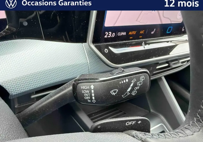 Gros plan sur la commande d'essuie-glace côté gauche dans l'habitacle gris d'une Volkswagen Golf 2025.