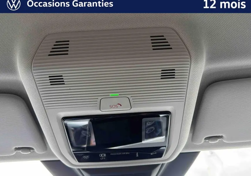 Vue intérieure du plafonnier gris clair avec bouton SOS et éclairage LED d'une Volkswagen Golf 2025.