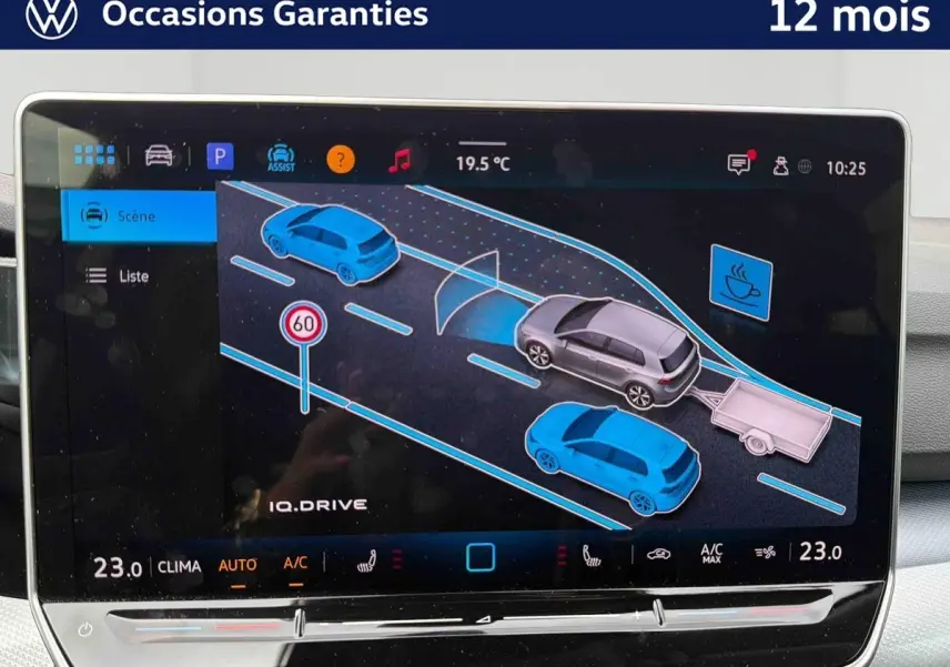 Écran tactile intérieur affichant l'assistance à la conduite de la Volkswagen Golf grise vue de dessus.