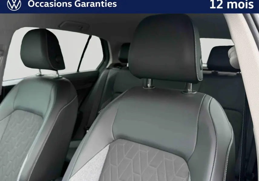 Vue intérieure sur les sièges avant en cuir gris de la Volkswagen Golf 1.5 eTSI 2025, avec appuis-tête visibles.