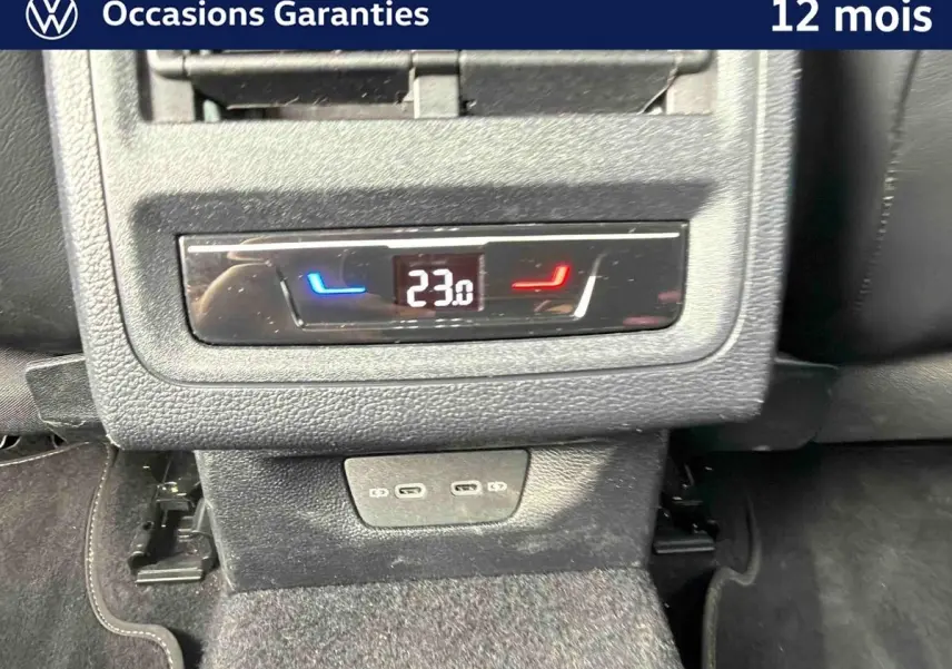 Détail de la console arrière de la Volkswagen Golf 1.5 eTSI 150 DSG7 2025, affichage numérique de la climatisation à 23°C et ports USB-C.