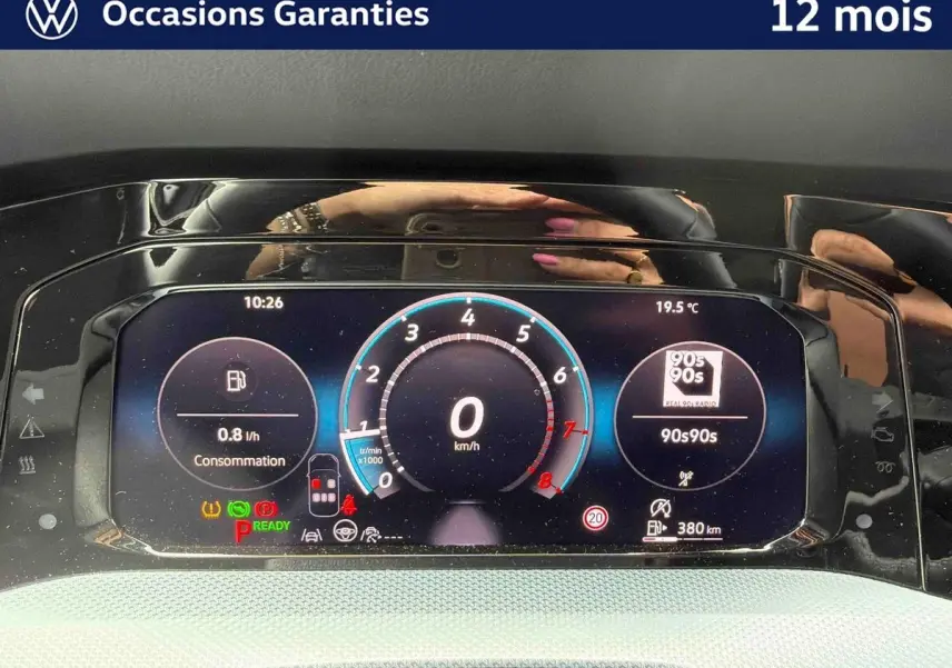 Tableau de bord digital de Volkswagen Golf 1.5 eTSI 2025 affichant vitesse à 0 km/h et consommation instantanée.