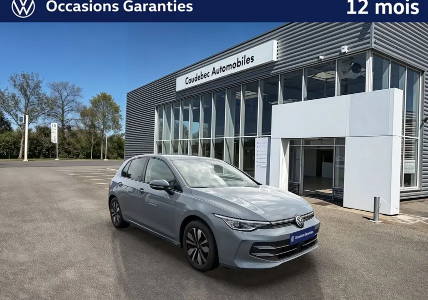 Volkswagen Golf 1.5 eTSI gris vue 3/4 avant, avec jantes alliage et projecteurs Matrix LED, devant un concessionnaire.